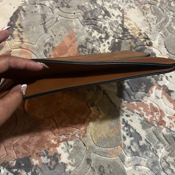 Beautiful Clutch - Picture 3 of 10